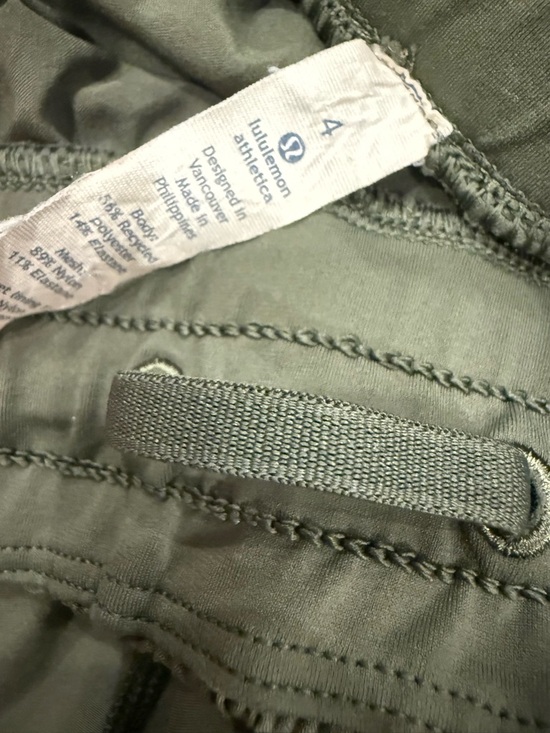 Lululemon dark green hotty hot high rise 2.5 shorts Sz 4 - Picture 8 of 8